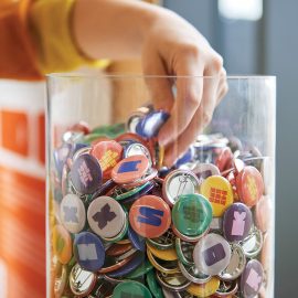 Amsteldok button badges in jar