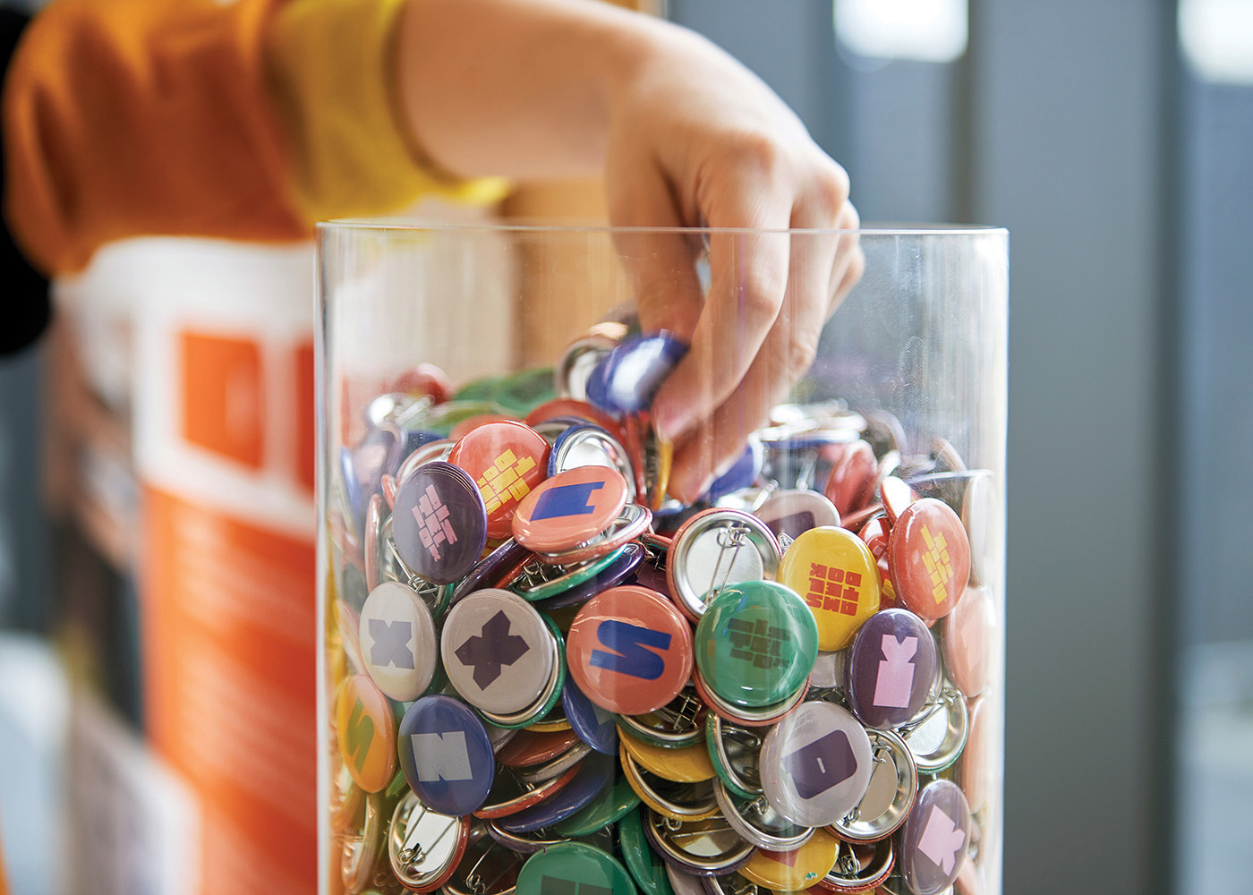 Amsteldok button badges in jar