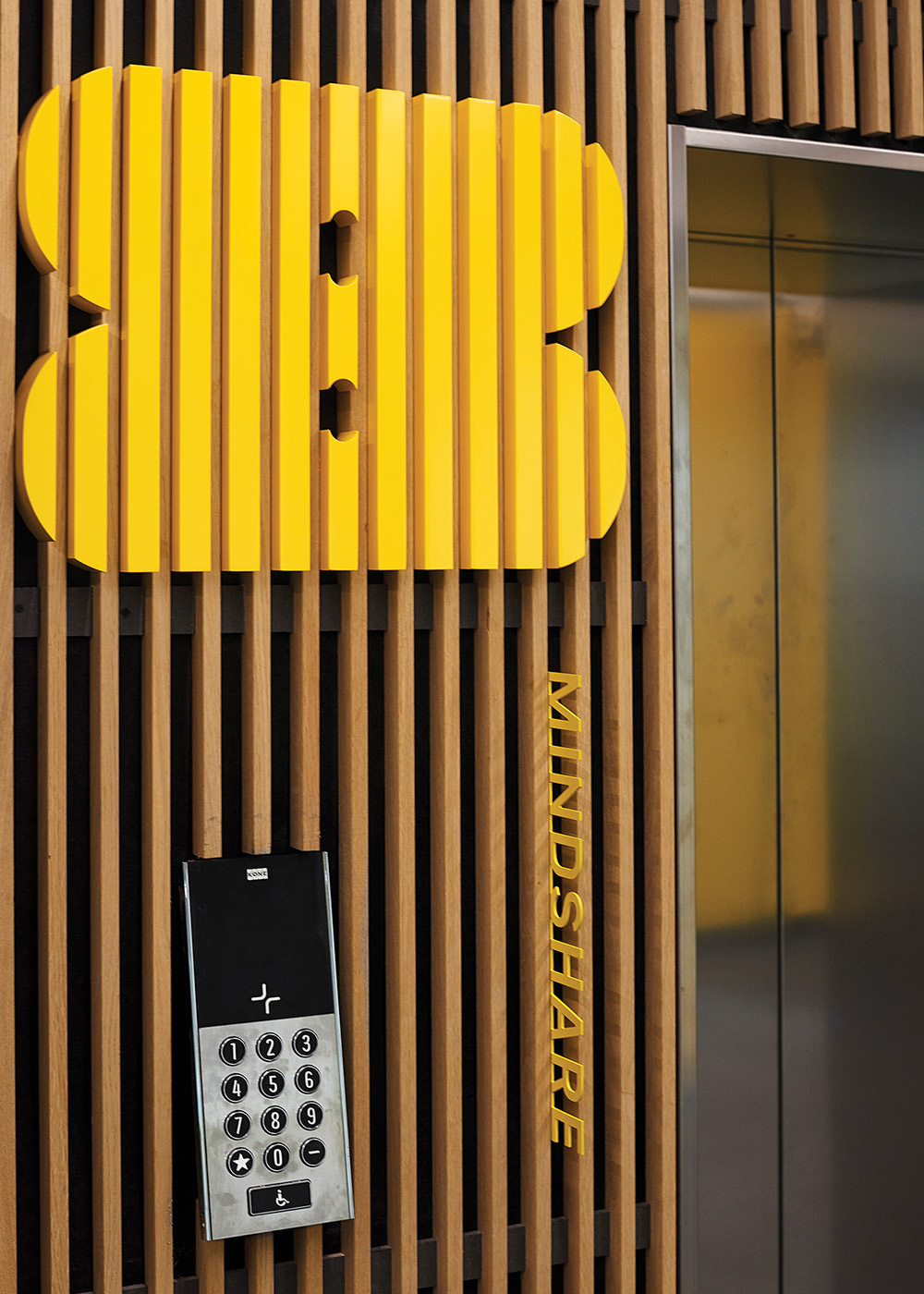 Yellow Amsteldock lift floor level number signage