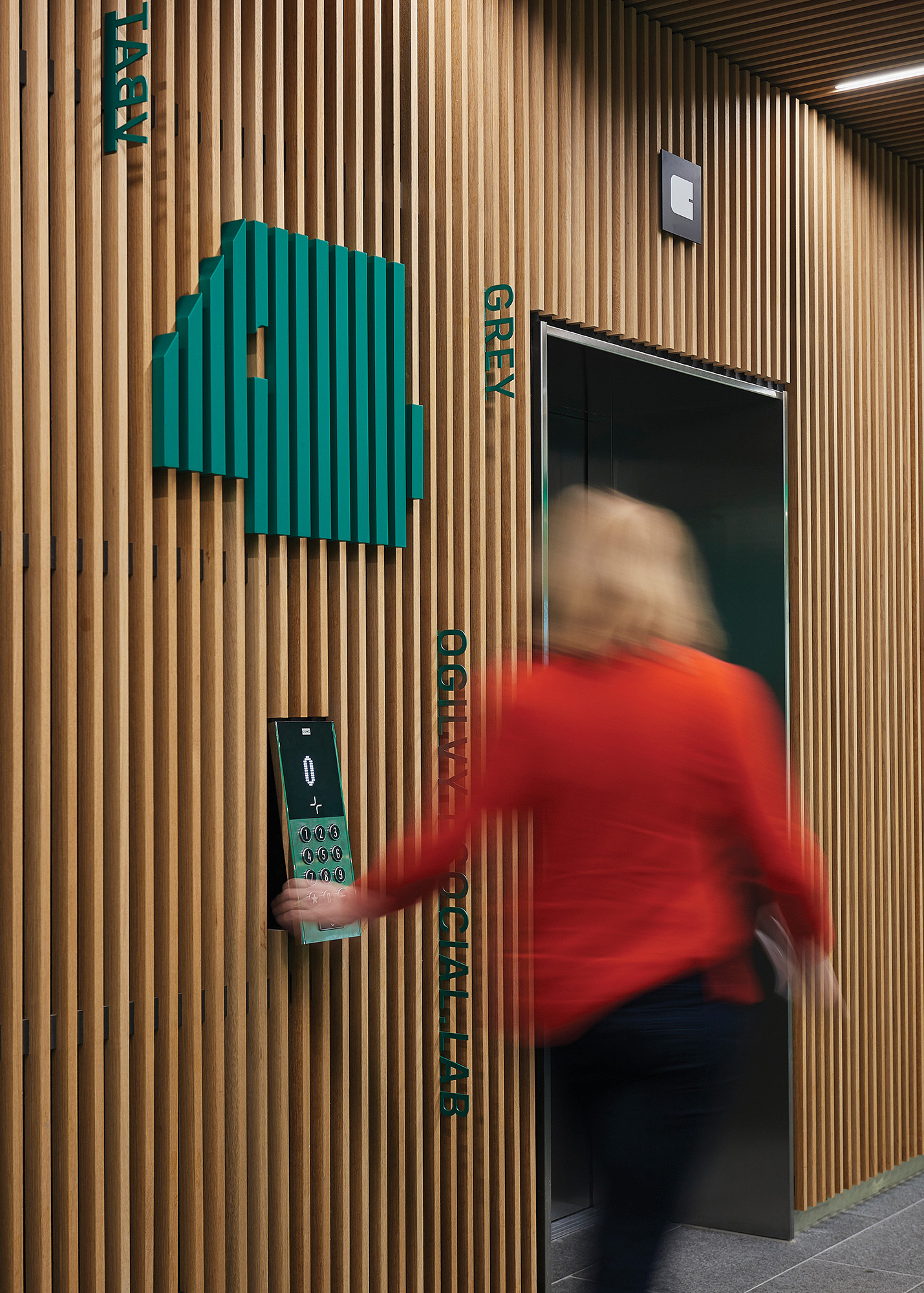 Green Amsteldock lift floor level number signage